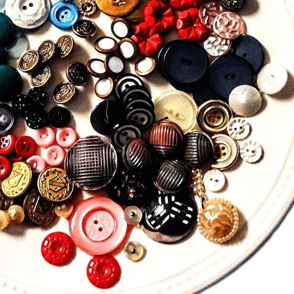 BUTTONS ~  1 Lb. Mixed LOT #3 ~ All Types, Sizes, Ages ~ INCLUDES SORTED SETS! - Picture 6 of 6